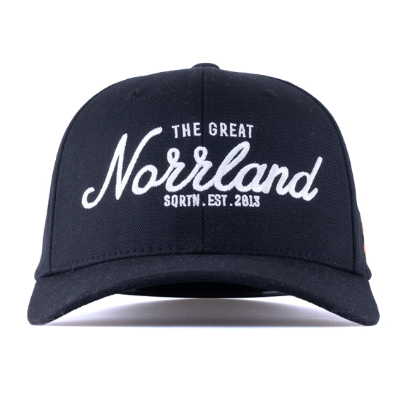 SQRTN Great Norrland 120 Cap Black i gruppen Kläder & Skor / Kepsar & Huvudbonader / Kepsar / Dad Caps hos Sportfiskeprylar.se (CAP-075-OSFA)