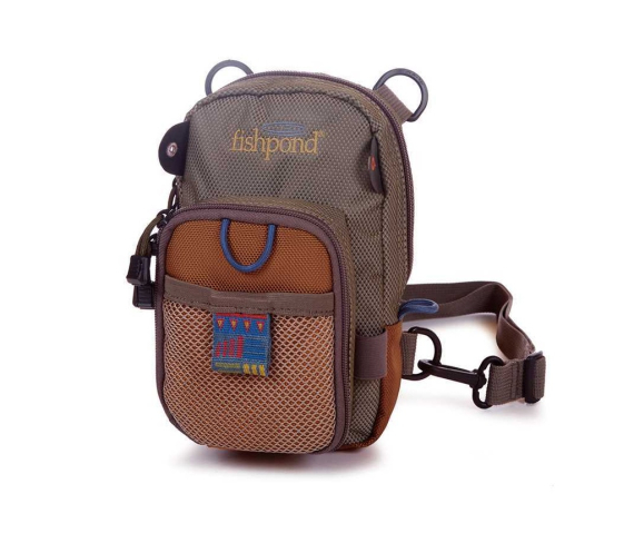 Fishpond San Juan Vertical Chest Pack Sand Saddle Brown i gruppen Förvaring / Fiskeväskor / Hip packs hos Sportfiskeprylar.se (SJVCP-SA-SAB)