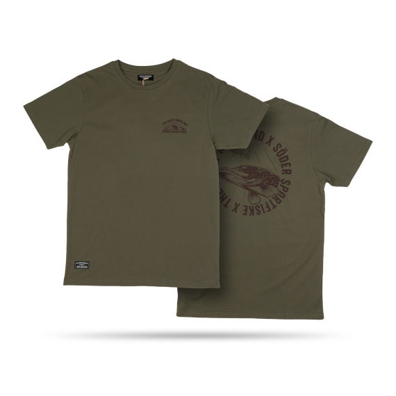 SQRTN x Söder Sportfiske Lurking Tee, Olive Night i gruppen Kläder & Skor / Kläder / T-shirts hos Sportfiskeprylar.se (SQSS-002-Sr)