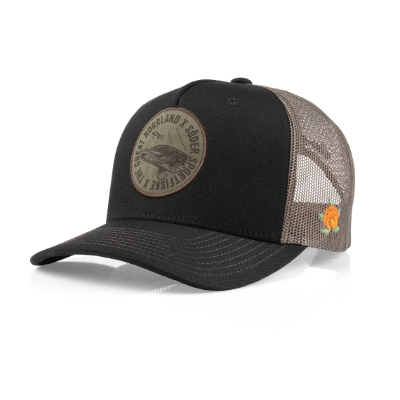 SQRTN x Söder Sportfiske Lurking Pike Trucker, Black i gruppen Kläder & Skor / Kepsar & Huvudbonader / Kepsar / Truckerkepsar hos Sportfiskeprylar.se (SQSS-004-OSFA)
