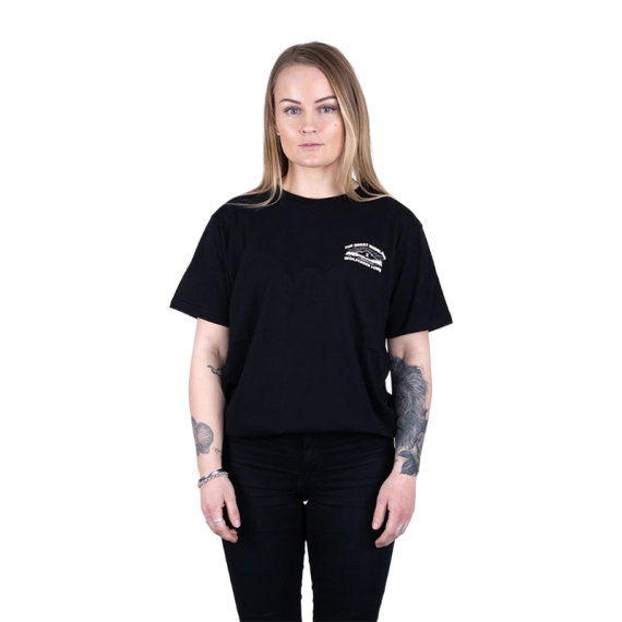 SQRTN X Wolfcreek Lures Tee, Black i gruppen Superdeals-se / Paketpris hos Sportfiskeprylar.se (SQWC-003-Sr)
