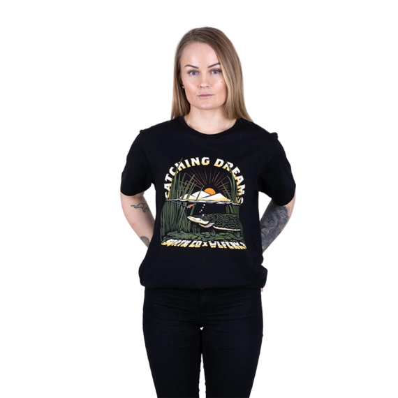 SQRTN X Wolfcreek Lures Dreams Tee, Black i gruppen Kläder & Skor / Kläder / T-shirts hos Sportfiskeprylar.se (SQWC-004-Sr)