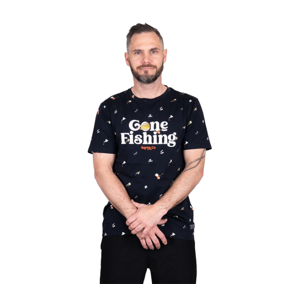SQRTN Gone Fishing T-shirt Dryfly Black i gruppen Kläder & Skor / Kläder / T-shirts hos Sportfiskeprylar.se (TEE-533-Sr)