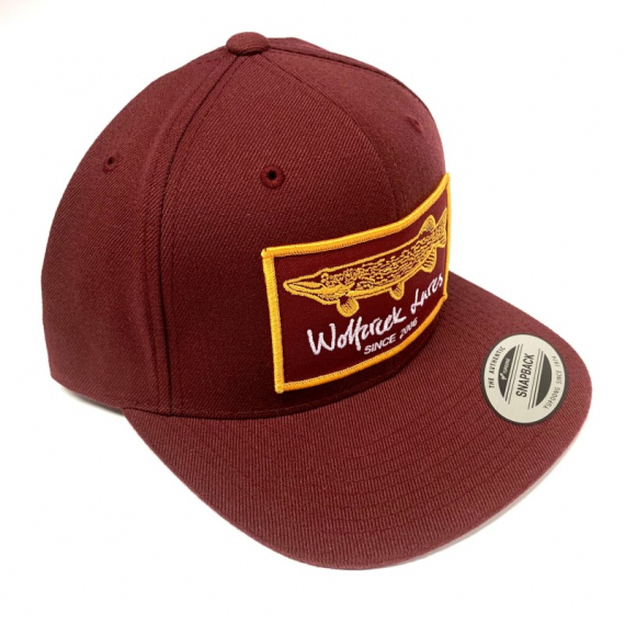 Wolfcreek Pike Patch Fitted Snapback - Burgundy i gruppen Kläder & Skor / Kepsar & Huvudbonader / Kepsar / Snapbackkepsar hos Sportfiskeprylar.se (WCL-05-CAP-04-BRG)